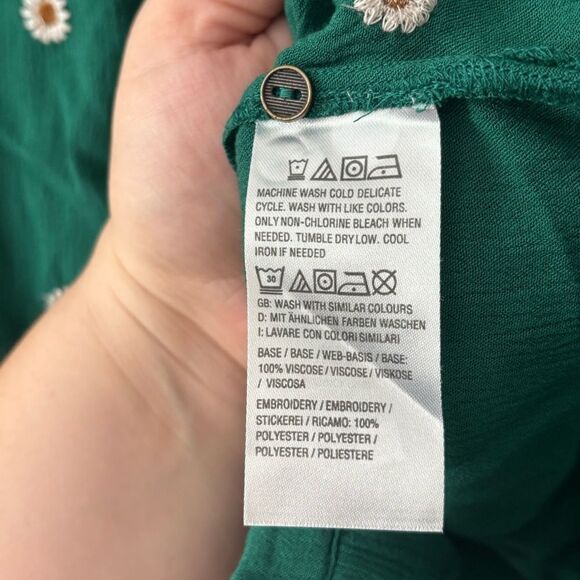 D&CO Daisy Embroidered Button Down Green Top Size 2X - Picture 3 of 4